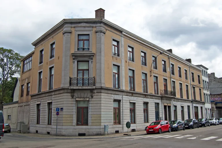 Angle de la rue Grétry et de la rue de la Limite à Liège, voitures stationnées