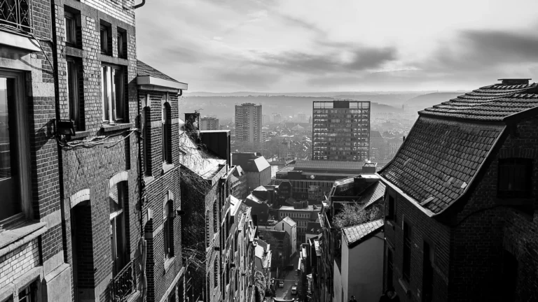« Liège, Vibrations urbaines » : le photographe Vincent Salmon publie sa ville en noir et blanc