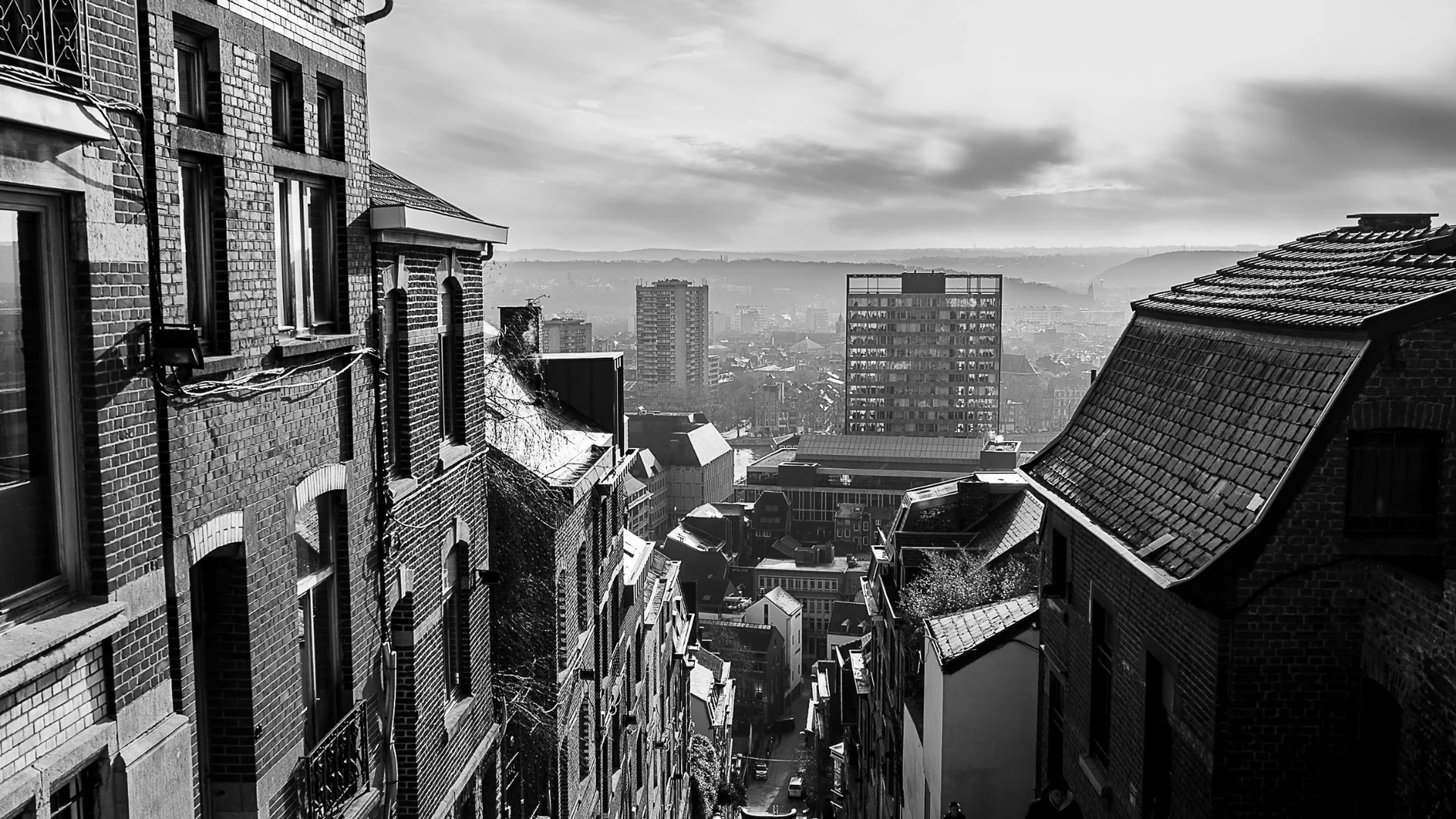 Liège vue depuis un escalier des coteaux en noir et blanc, photo du livre Vibrations urbaines de Vincent Salmon