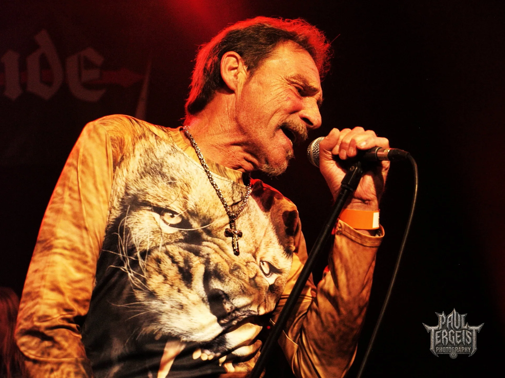 Chanteur de Lions Pride au micro en t-shirt tigre au Golden Age Rock Festival 2022