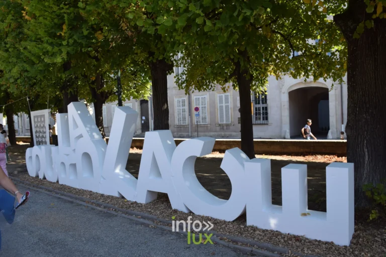 Lettres geantes Le Livre sur la Place sous les arbres de la place de la Carriere a Nancy