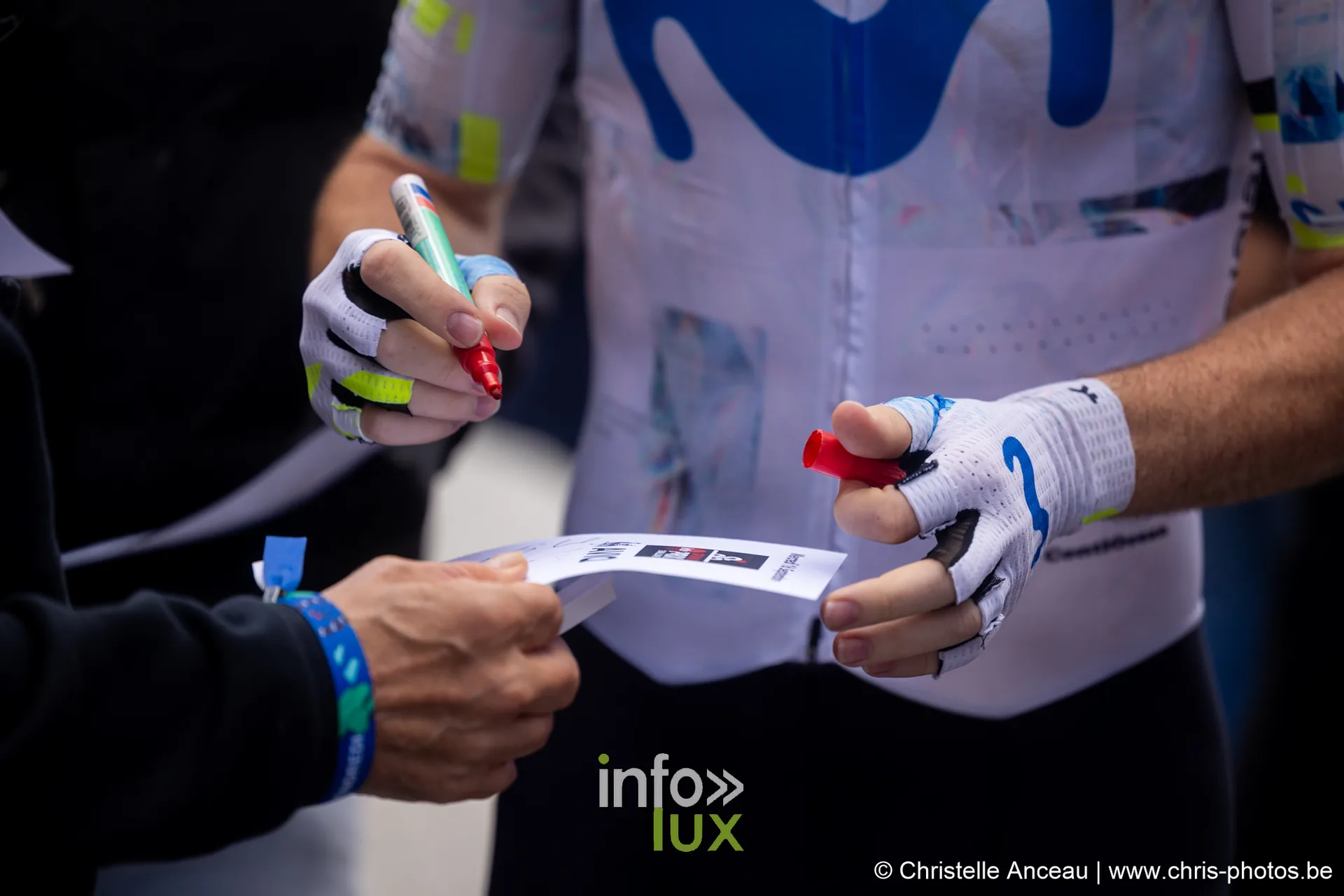 Gros plan sur les mains d un coureur signant une carte de dedicace