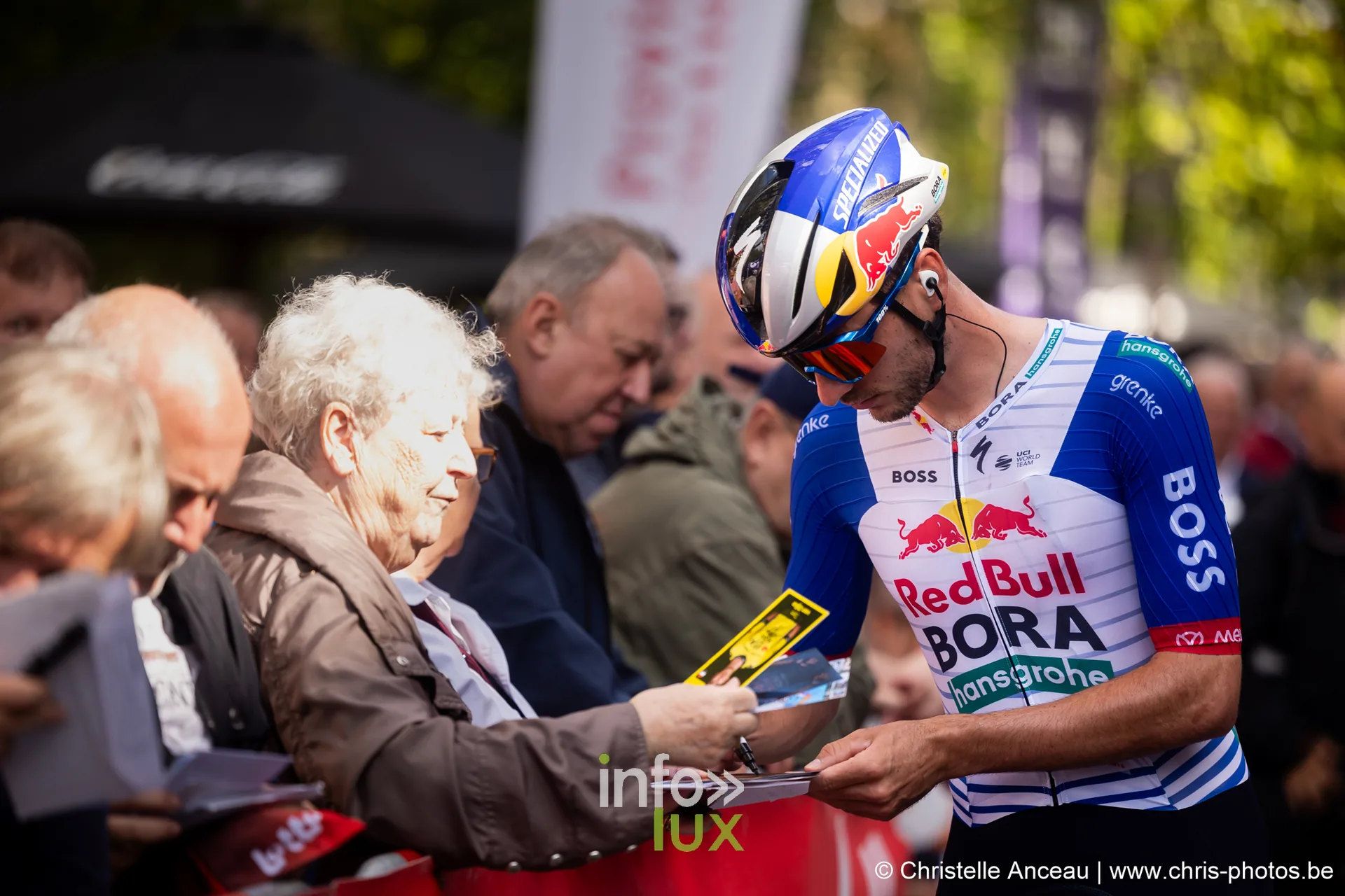 Coureur Red Bull-Bora-hansgrohe signe un autographe pour une spectatrice