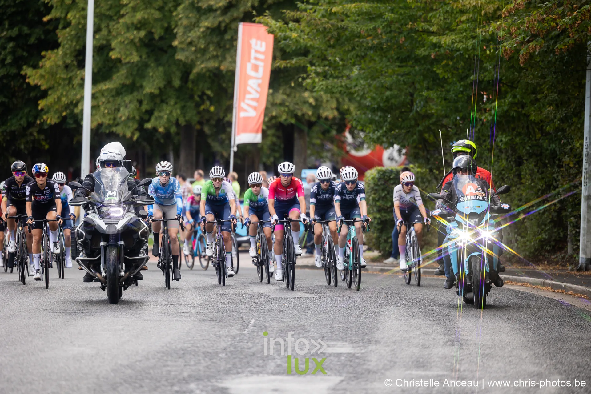 Peloton feminin du Grand Prix de Wallonie escorte par les motos au depart fictif a Seraing
