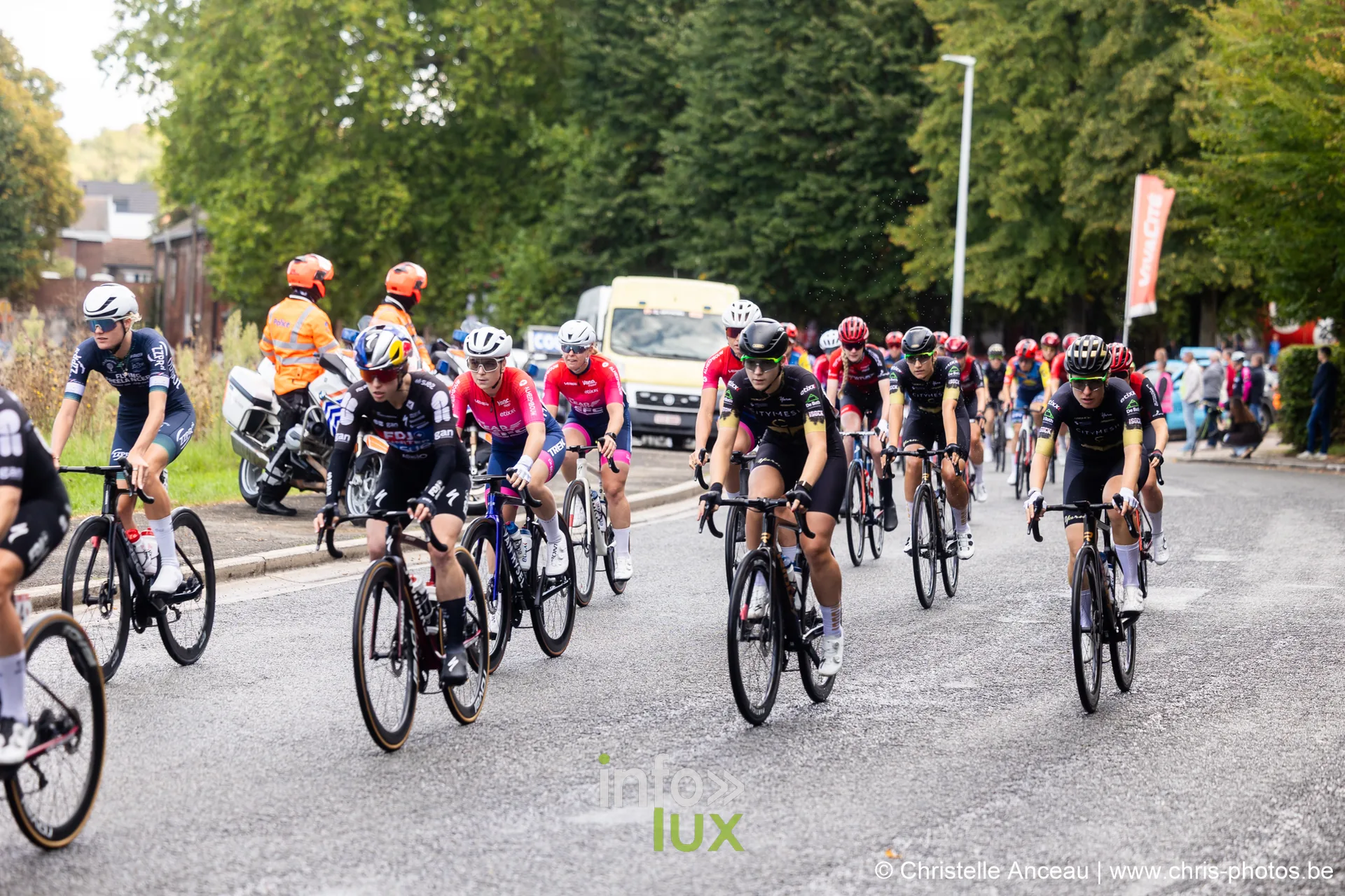 Peloton feminin en file sur la route au depart fictif du Grand Prix de Wallonie