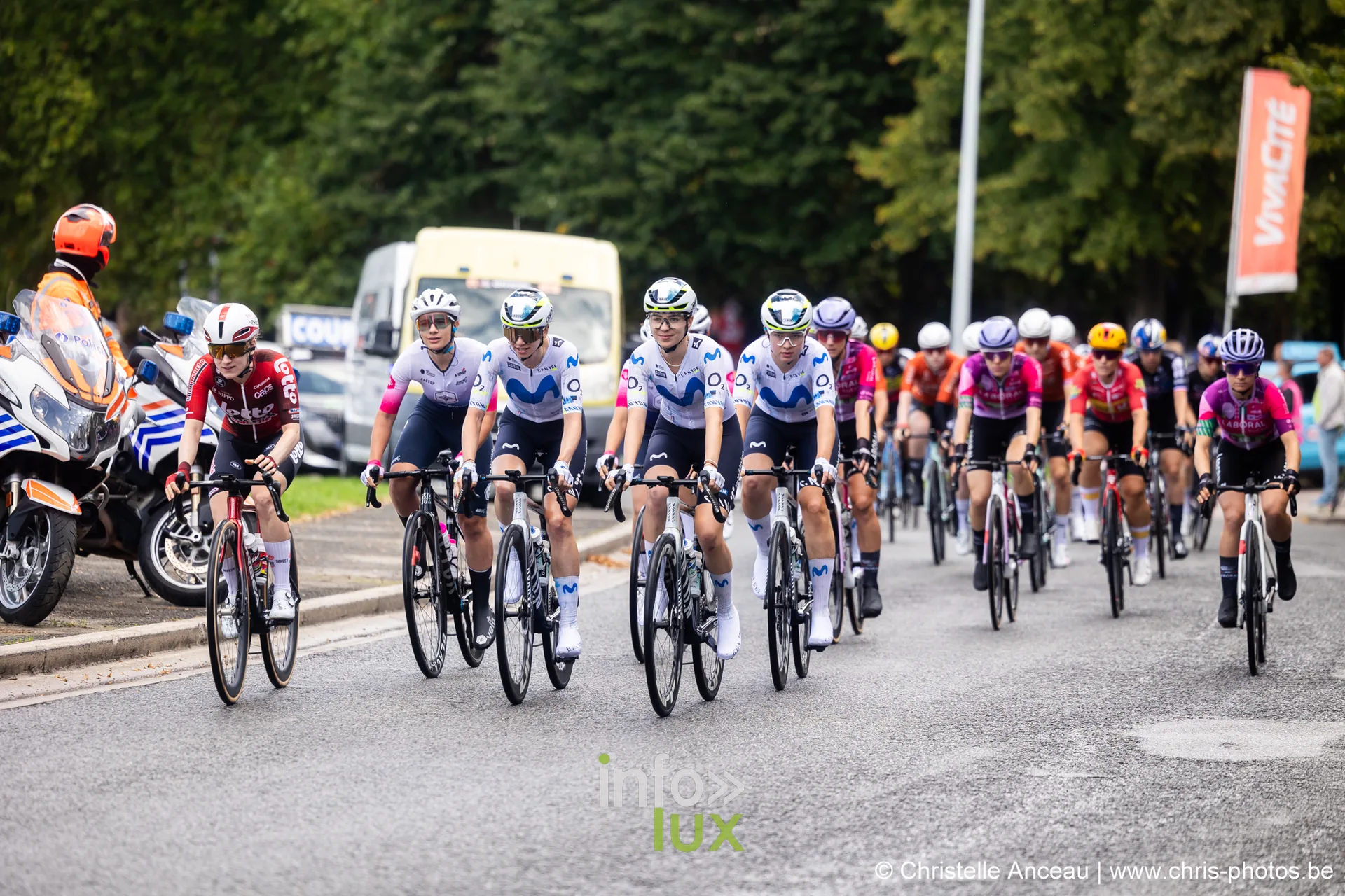 Peloton feminin roulant en groupe compact a la sortie du Val Saint-Lambert