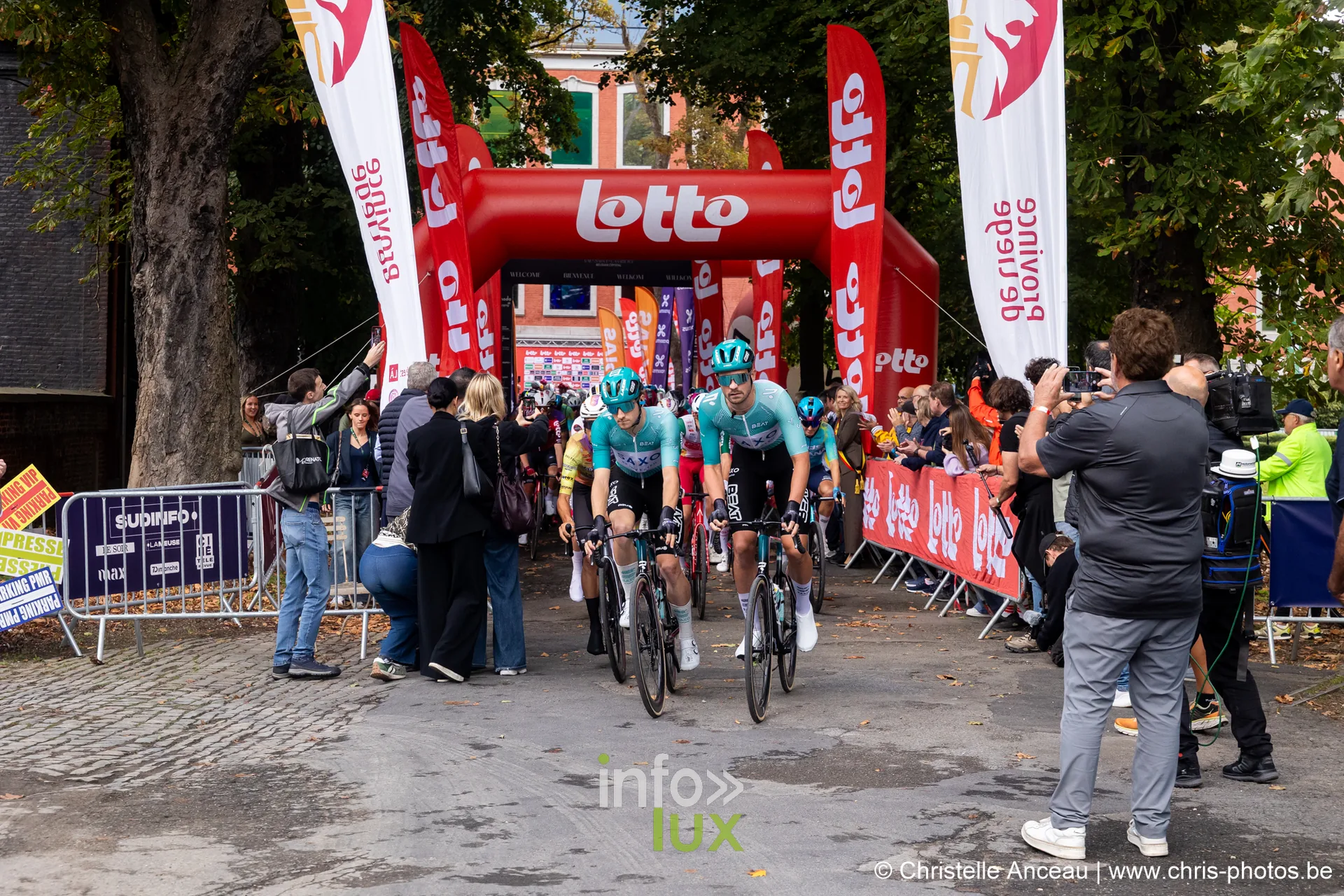 Coureurs du Grand Prix de Wallonie passant l arche Lotto au depart fictif a Seraing