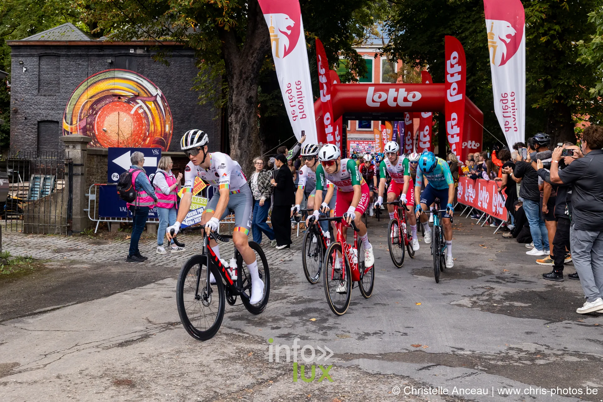 Peloton masculin roulant sur les paves du Val Saint-Lambert au depart