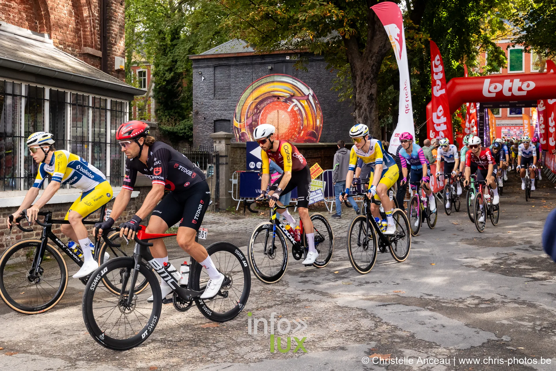 Coureurs en maillots jaune noir et rose en tete du peloton au depart fictif