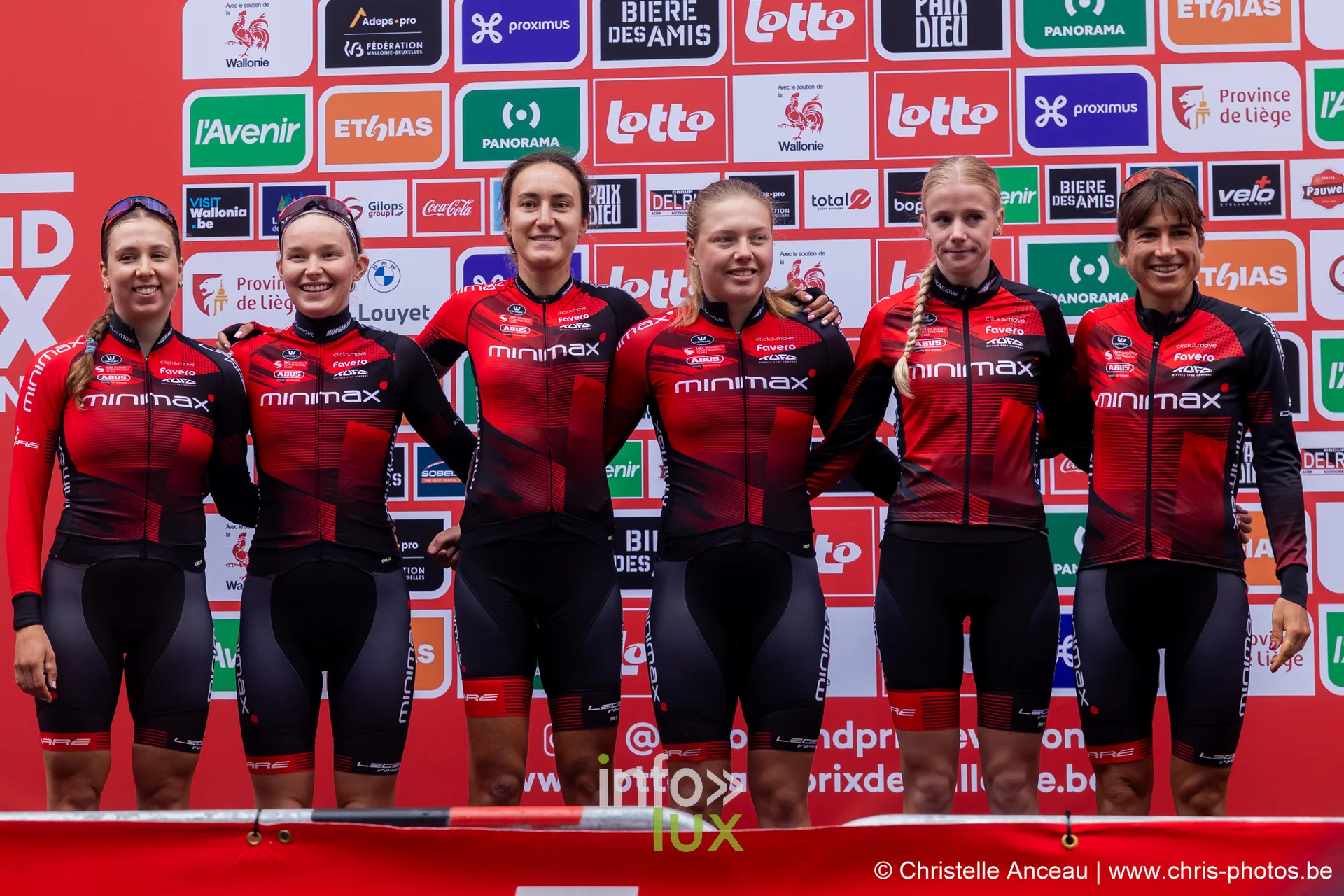 Equipe feminine en maillots noir et rouge posant sur le podium du Grand Prix de Wallonie