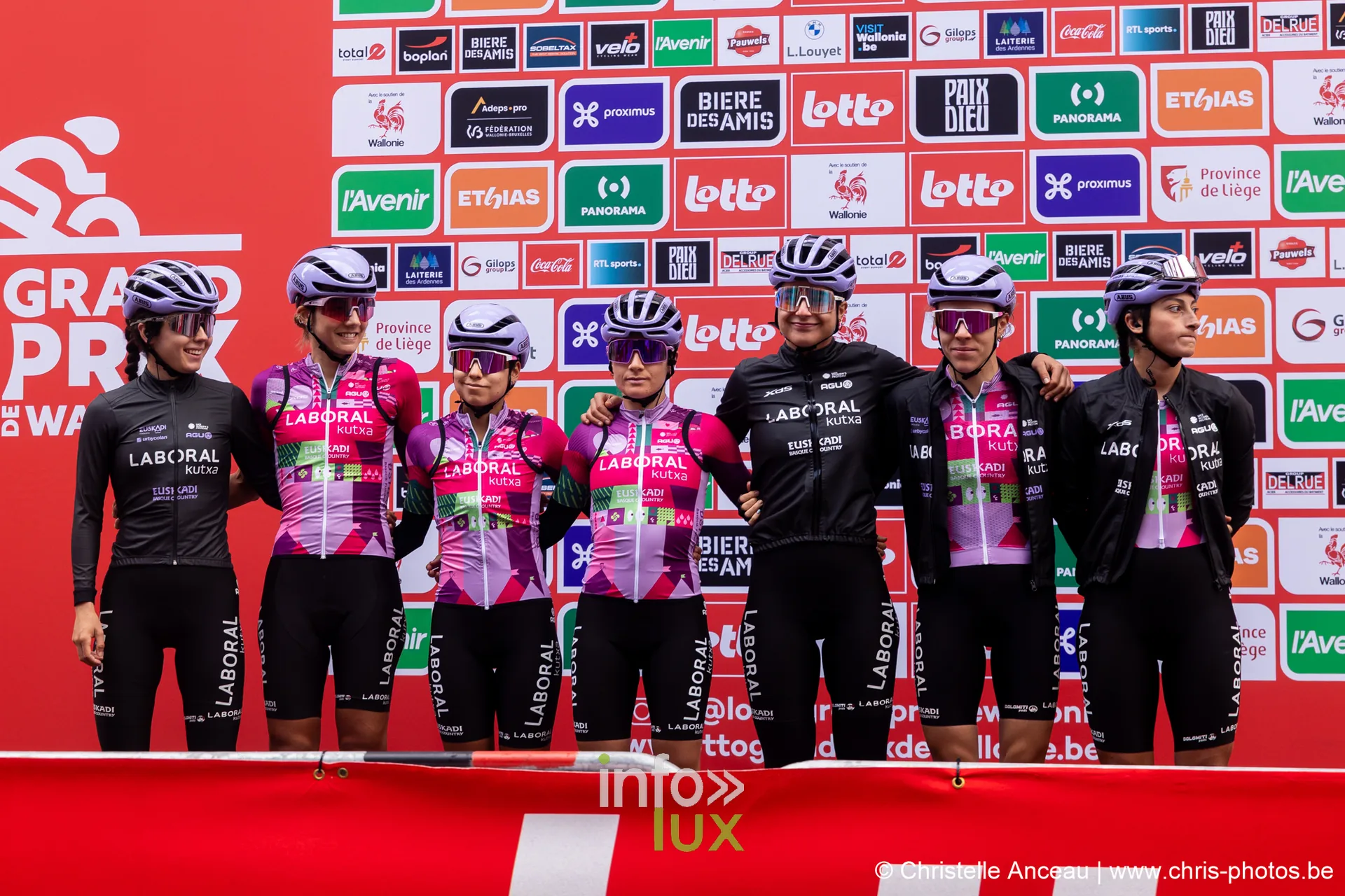 Equipe feminine en maillots roses et noirs sur le podium de presentation