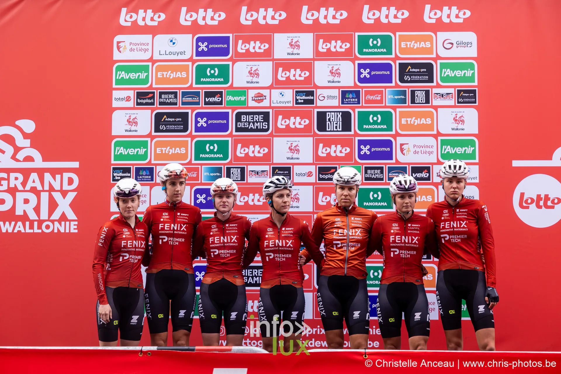Equipe feminine Fenix-Deceuninck en rouge sur le podium a Seraing