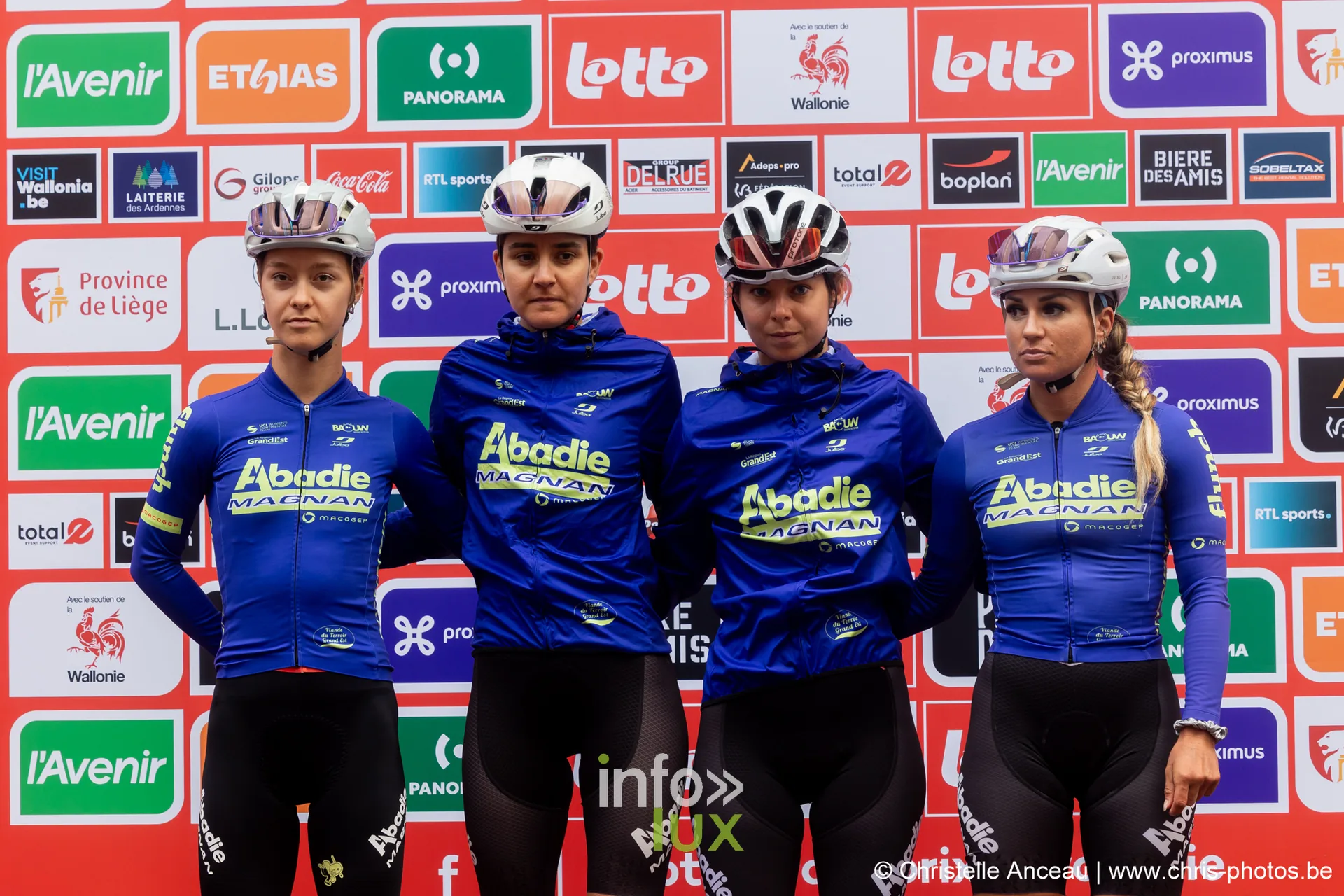Equipe feminine Abadie en maillots bleus posant sur le podium