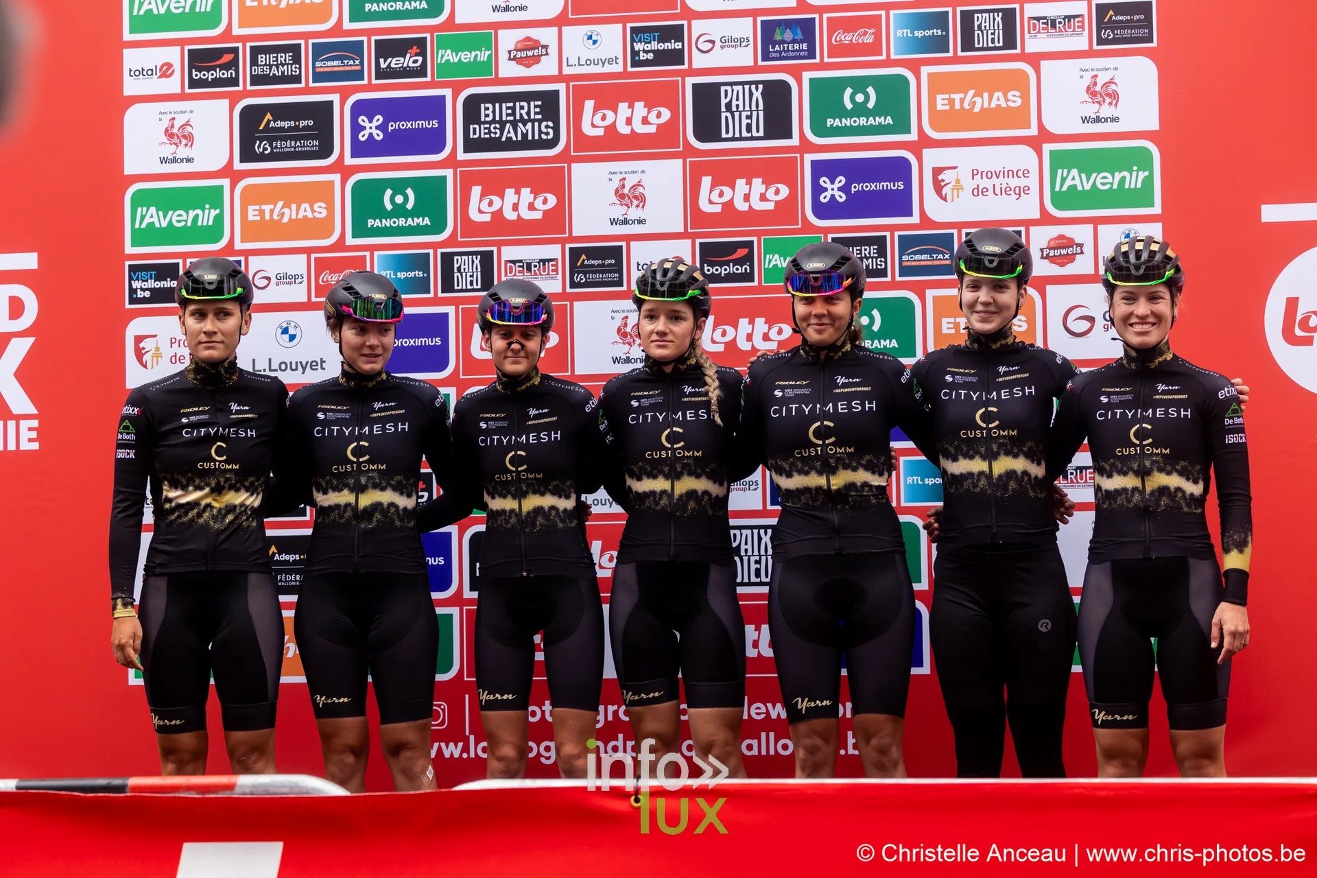 Equipe feminine Citymesh en noir sur le podium de presentation