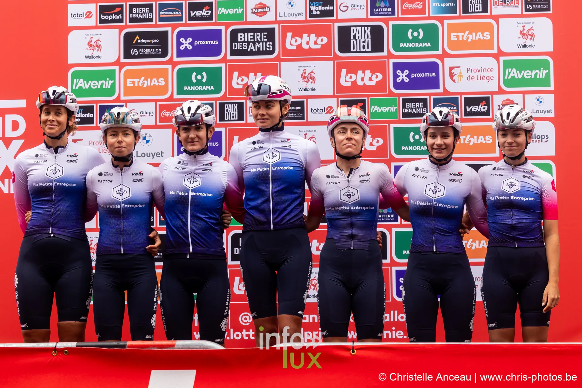 Equipe feminine en maillots blanc et bleu sur le podium du Grand Prix de Wallonie