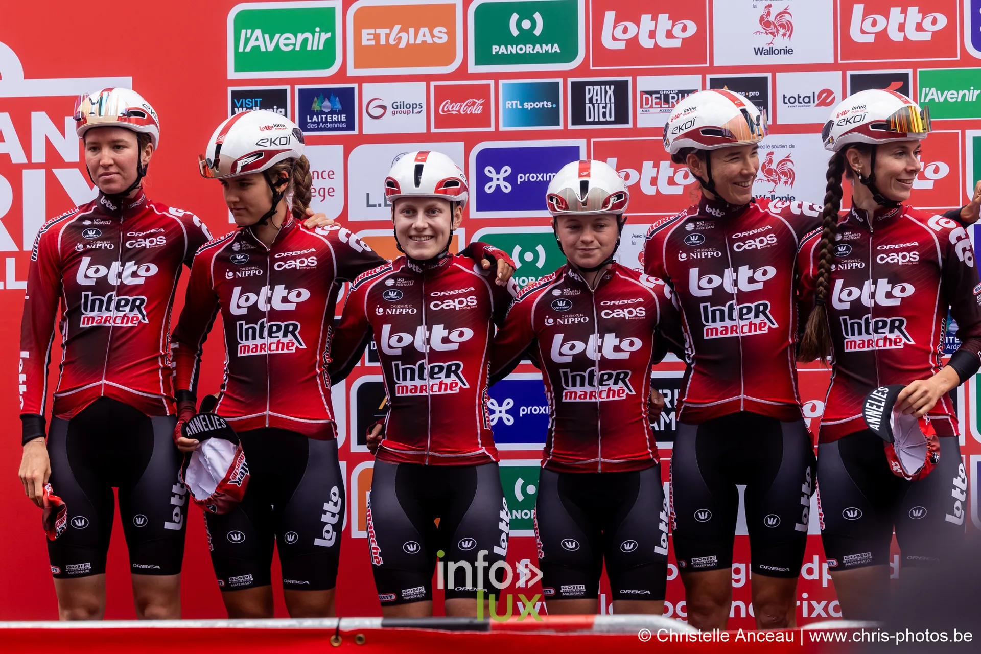 Equipe feminine Lotto Intermarche en rouge et noir sur le podium a Seraing