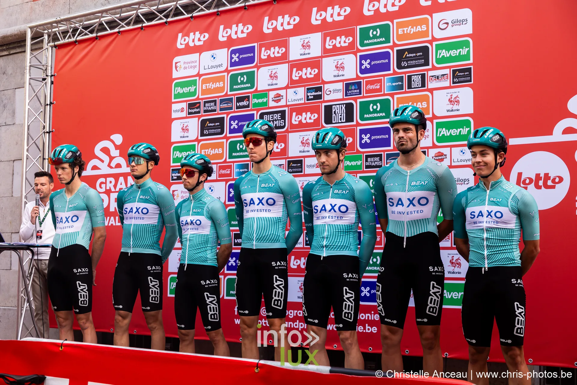 Equipe Saxo en maillots vert d eau sur le podium a Seraing