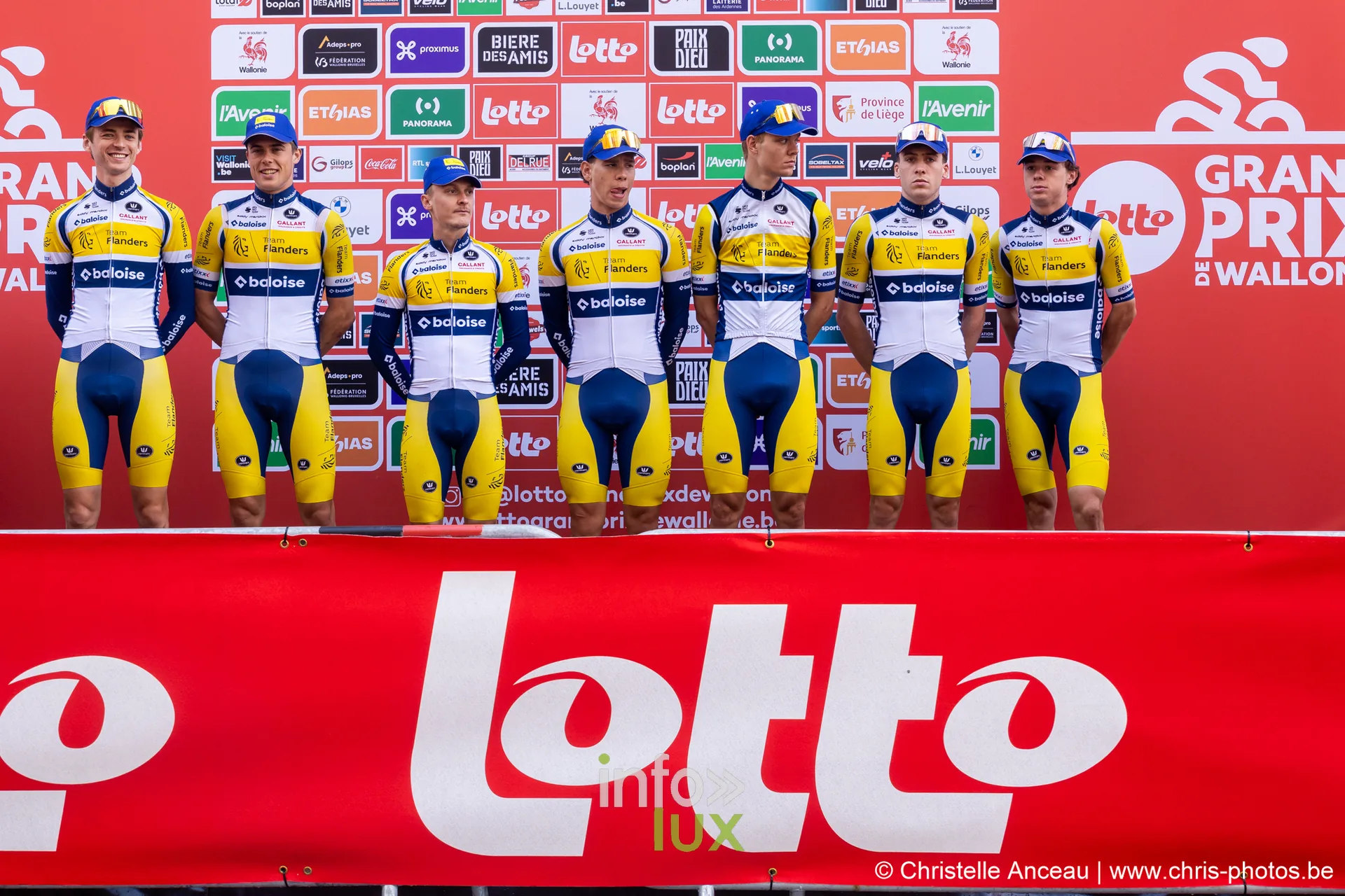 Equipe Flanders-Baloise en jaune et bleu sur le podium de presentation