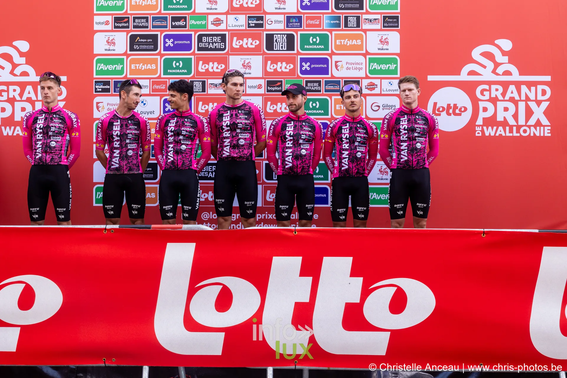 Equipe en maillots magenta sur le podium de presentation du Grand Prix de Wallonie