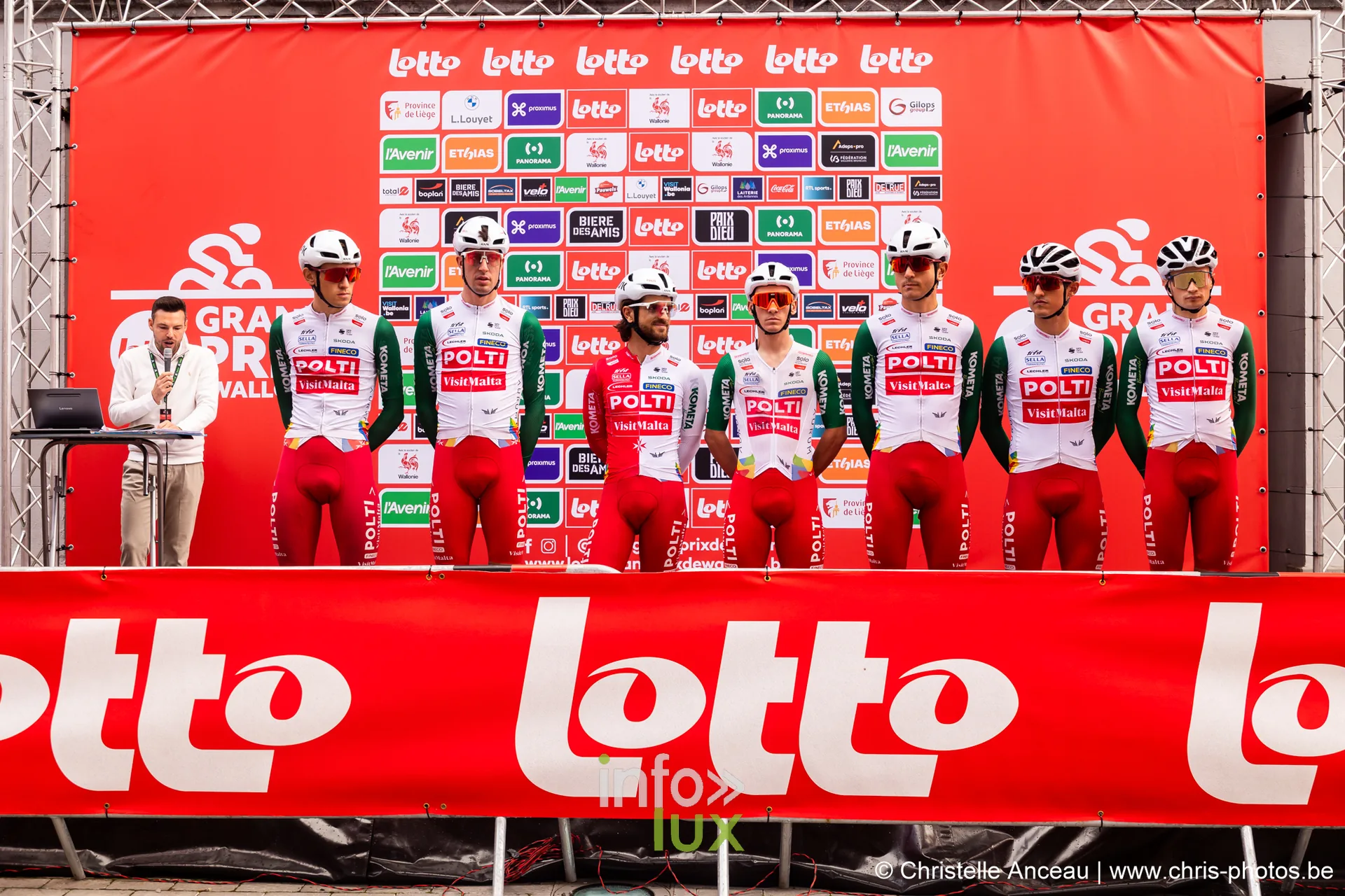 Equipe Polti VisitMalta en rouge vert et blanc sur le podium a Seraing