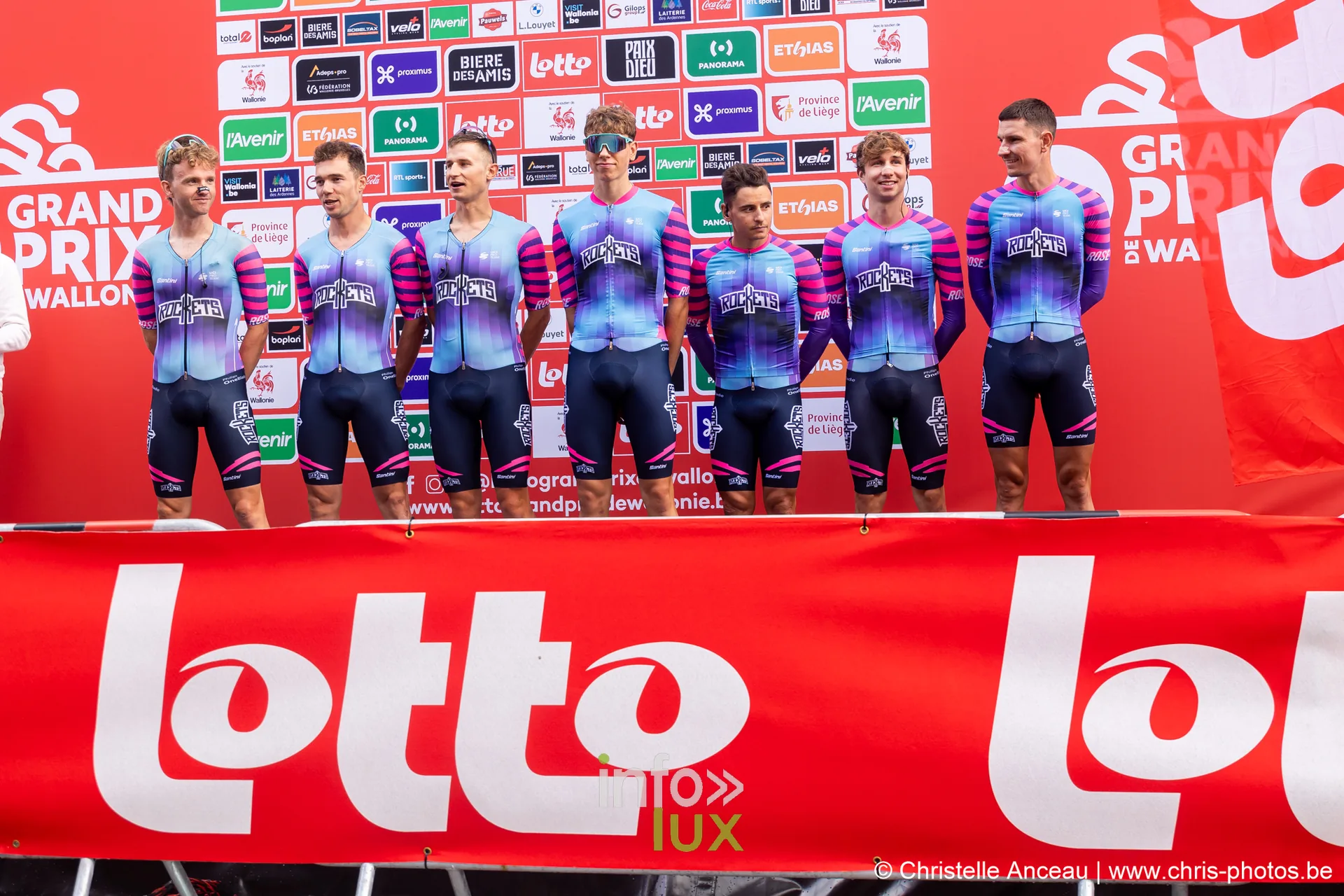 Equipe en maillots bleu et violet degrade sur le podium de presentation