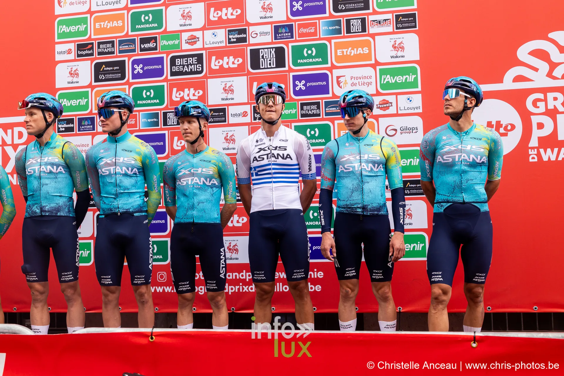 Equipe Astana en maillots bleu ciel sur le podium de presentation