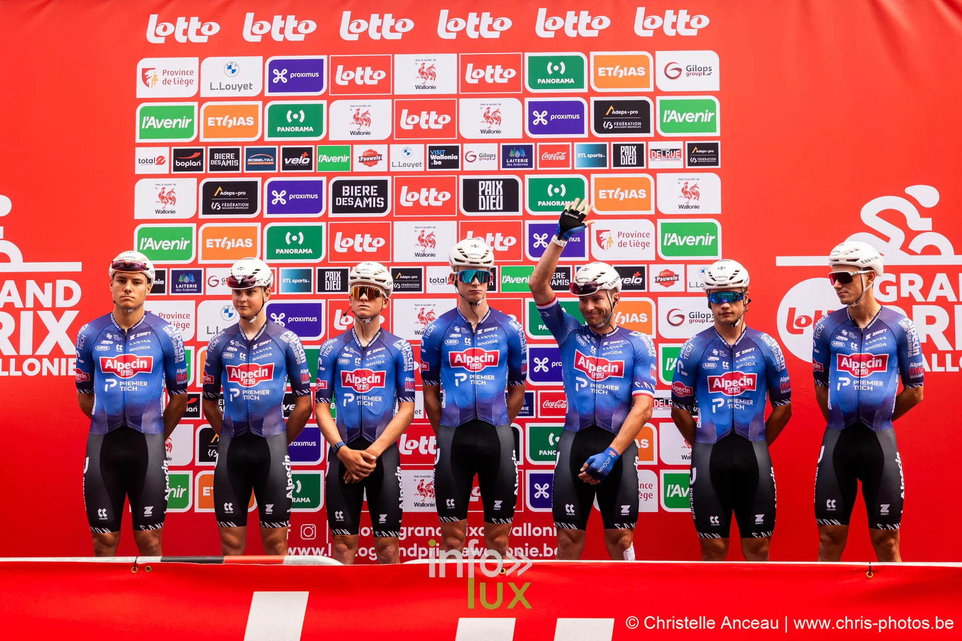 Equipe en maillots bleus posant sur le podium du Grand Prix de Wallonie