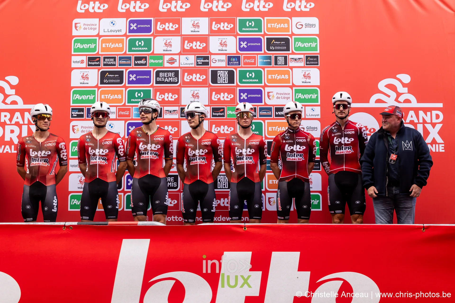 Equipe Cofidis en rouge sur le podium de presentation des hommes a Seraing