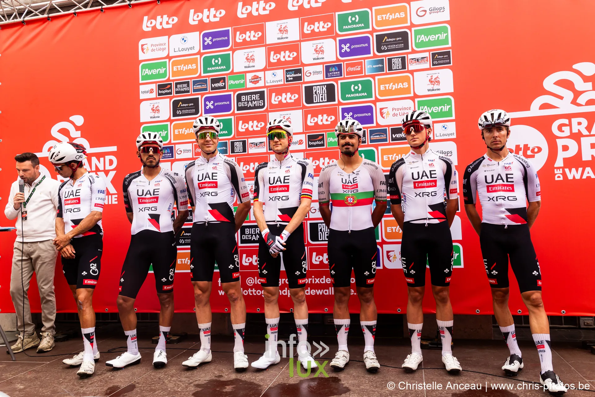 Equipe UAE Team Emirates-XRG en blanc et noir sur le podium a Seraing