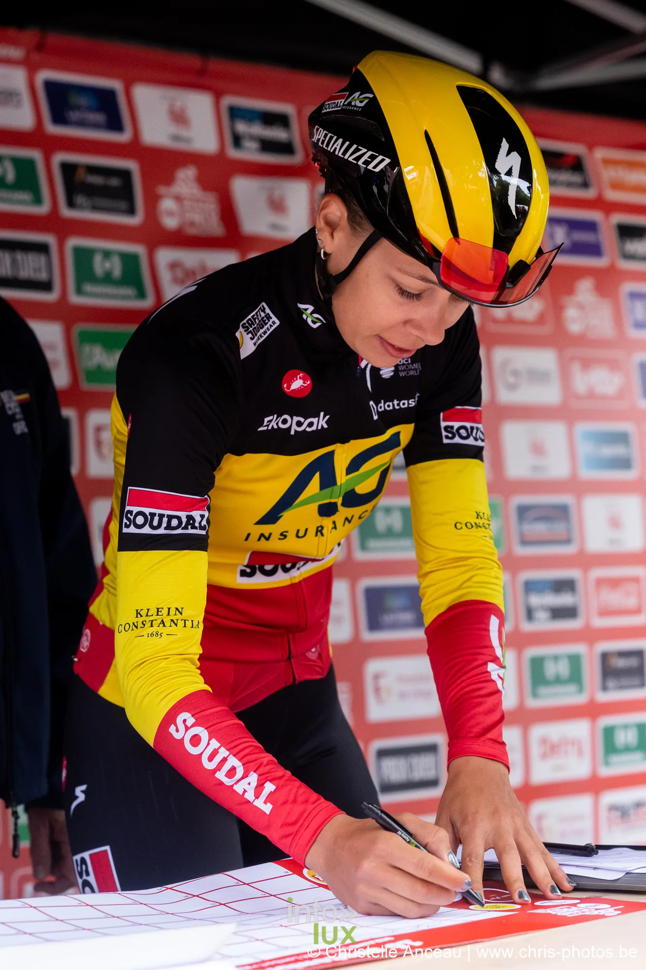 Coureuse AG Insurance-Soudal en jaune signant la feuille de depart