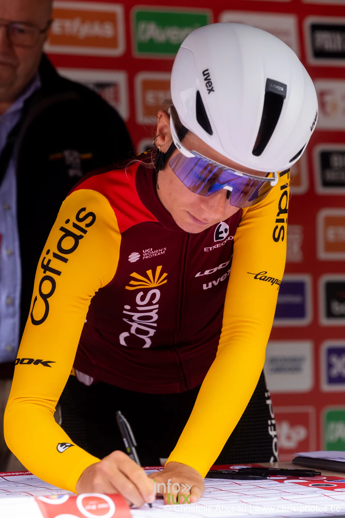 Coureuse Cofidis en maillot jaune signant la feuille de depart