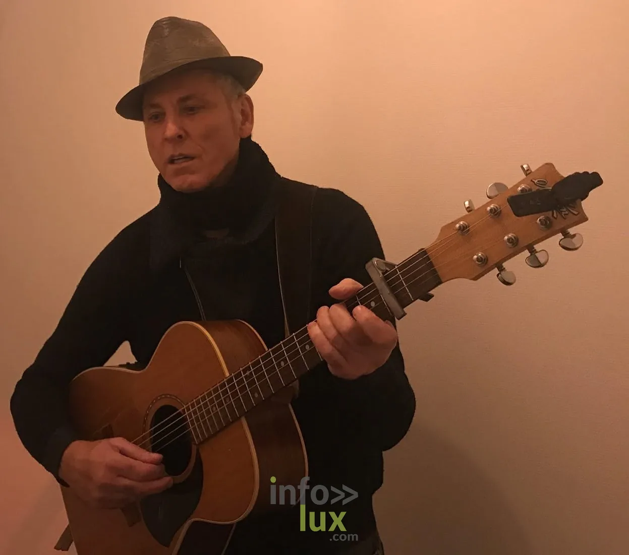 Luc Weisser, guitare et voix Luc Weisser, guitare à la main et chapeau sur la tête, en concert