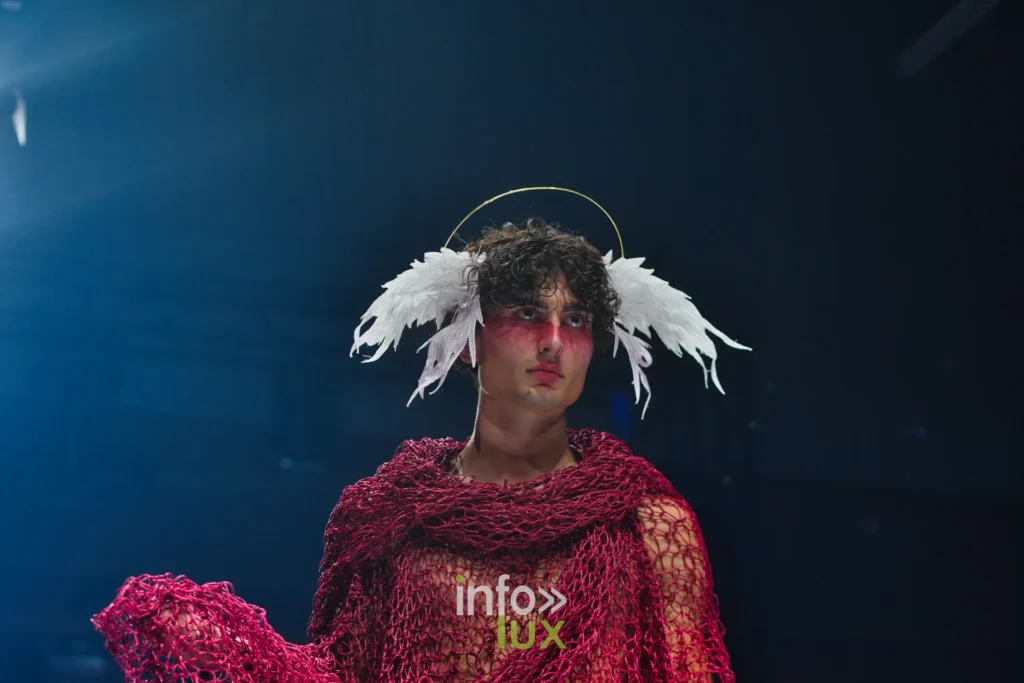 Maille ajourée bordeaux en filet, coiffe d’ailes et auréole — Alimac, « Mystic Blossom », Lux Fashion Week 2026, Arlon