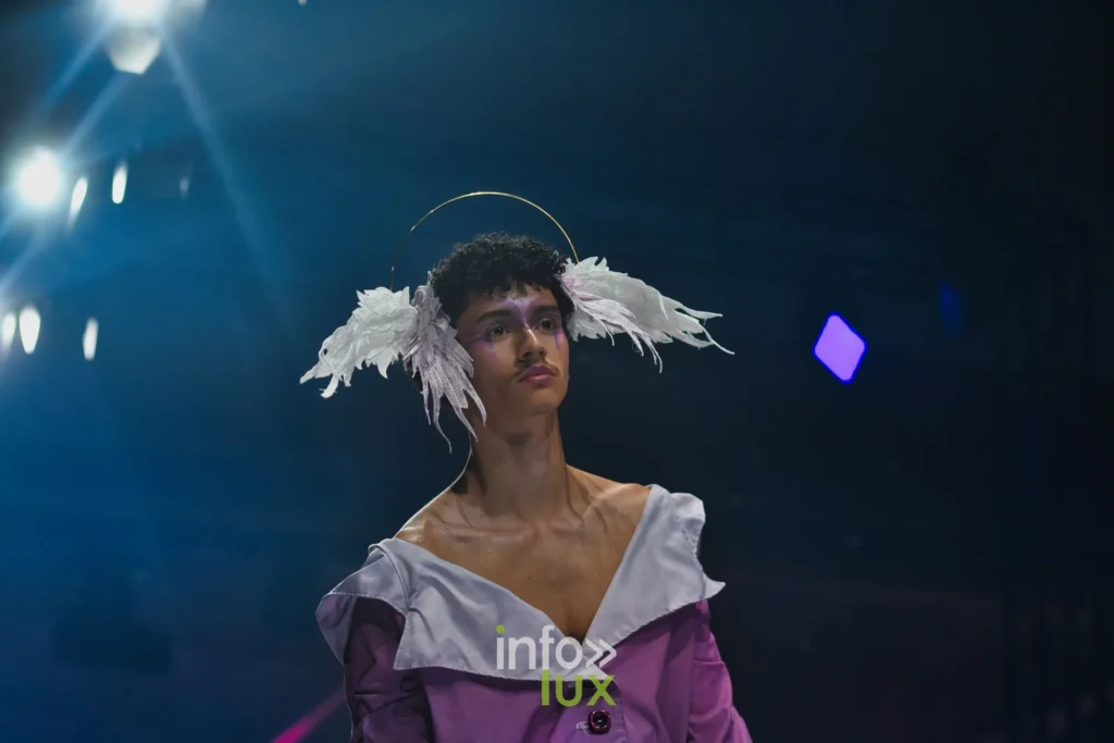 Veste fuchsia à large col blanc, coiffe d’ailes — Alimac, « Mystic Blossom », Lux Fashion Week 2026, Arlon