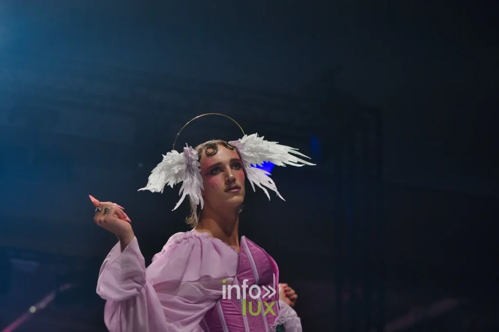 Corset rose à manches bouffantes, coiffe d’ailes — Alimac, « Mystic Blossom », Lux Fashion Week 2026, Arlon