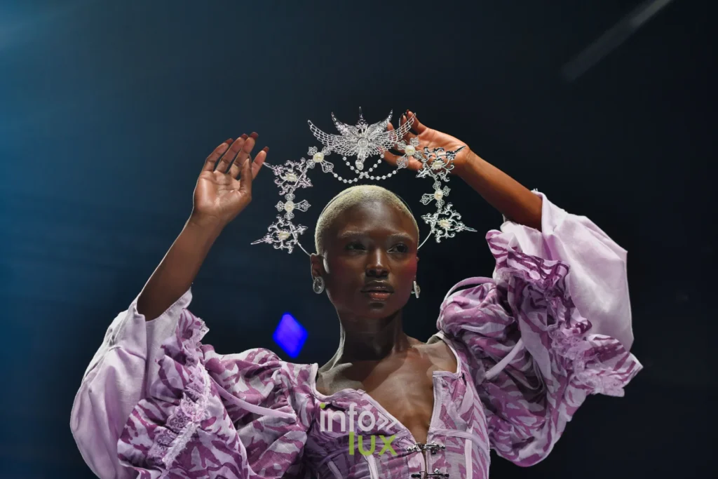 Auréole en filigrane argenté ornée de perles, manches bouffantes à imprimé mauve — Alimac, « Mystic Blossom », Lux Fashion Week 2026, Arlon