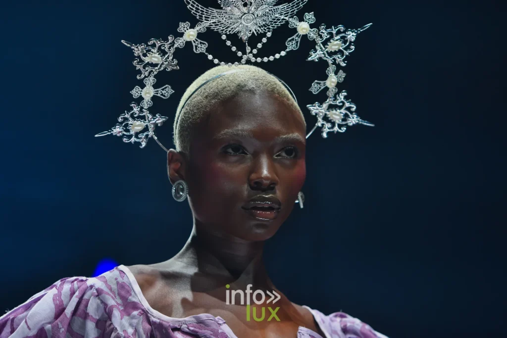 Portrait : auréole en filigrane argenté ornée de perles — Alimac, « Mystic Blossom », Lux Fashion Week 2026, Arlon