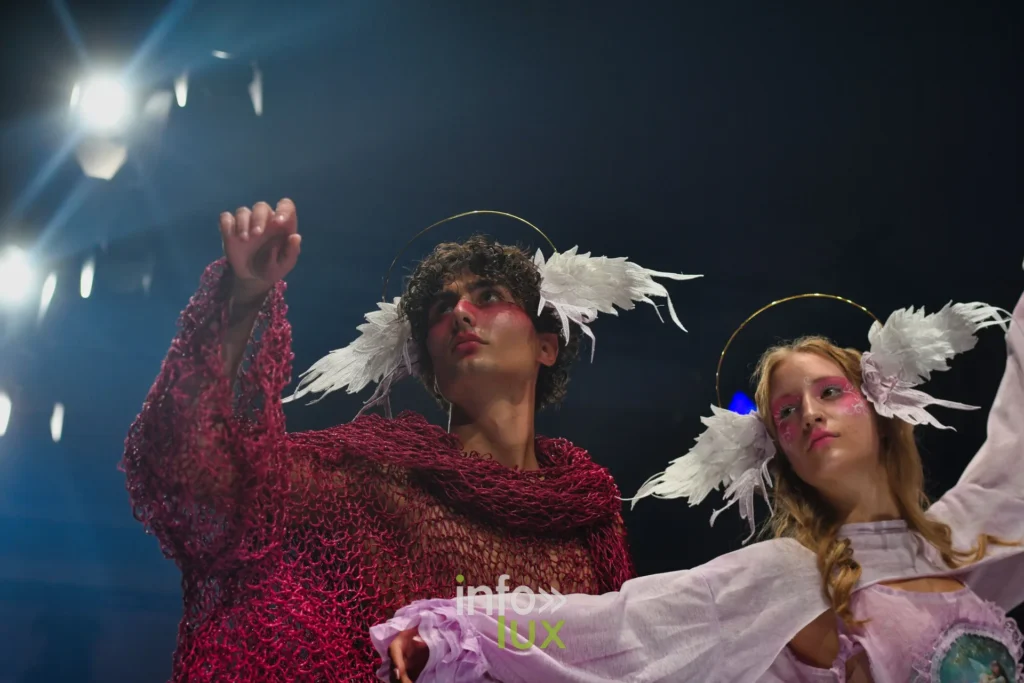 Maille bordeaux et chemise lilas côte à côte, coiffes d’ailes — Alimac, « Mystic Blossom », Lux Fashion Week 2026, Arlon