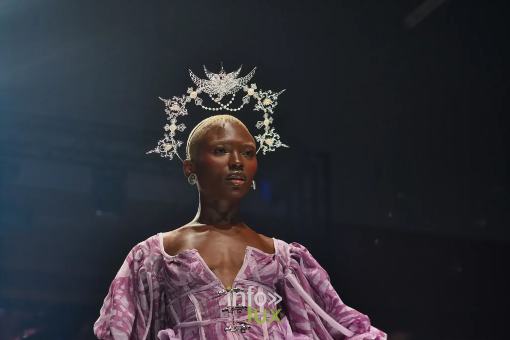 Robe-corset à imprimé mauve et auréole argentée — Alimac, « Mystic Blossom », Lux Fashion Week 2026, Arlon