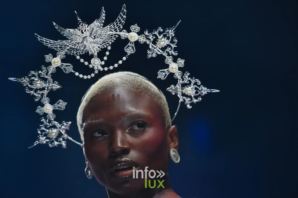 Portrait : auréole en filigrane argenté, perles et boucles d’oreilles — Alimac, « Mystic Blossom », Lux Fashion Week 2026, Arlon