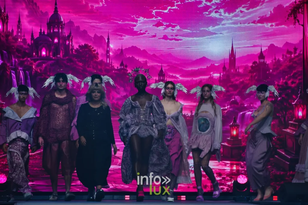 Toutes les silhouettes réunies devant un décor rose de château à l’écran — Alimac, « Mystic Blossom », Lux Fashion Week 2026, Arlon