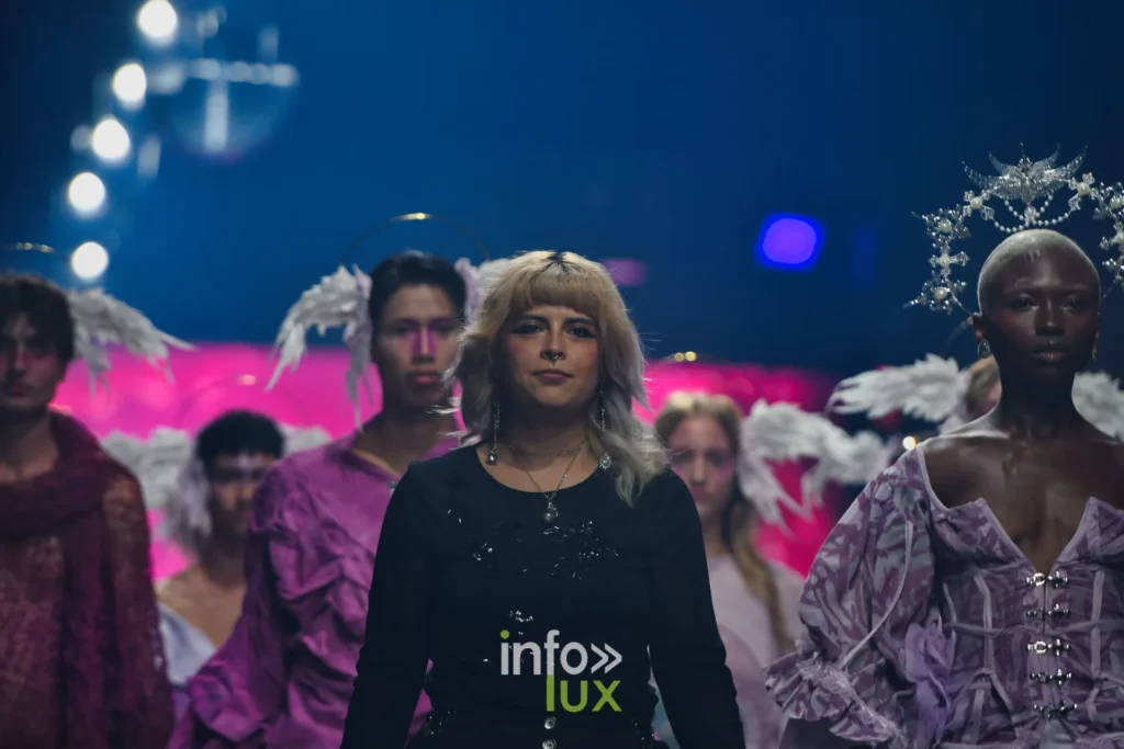 Le groupe s’avance vers le bout du podium — Alimac, « Mystic Blossom », Lux Fashion Week 2026, Arlon