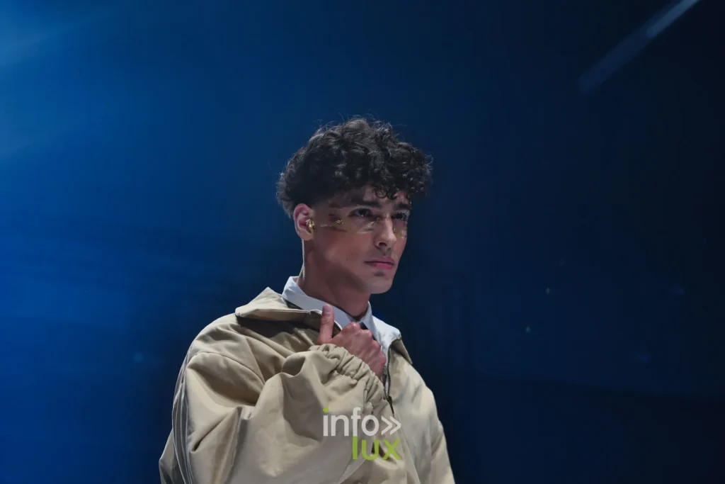 Portrait : blouson beige et chemise blanche, maquillage pailleté — Violette Briel, « L’Héritage », Lux Fashion Week 2026, Arlon