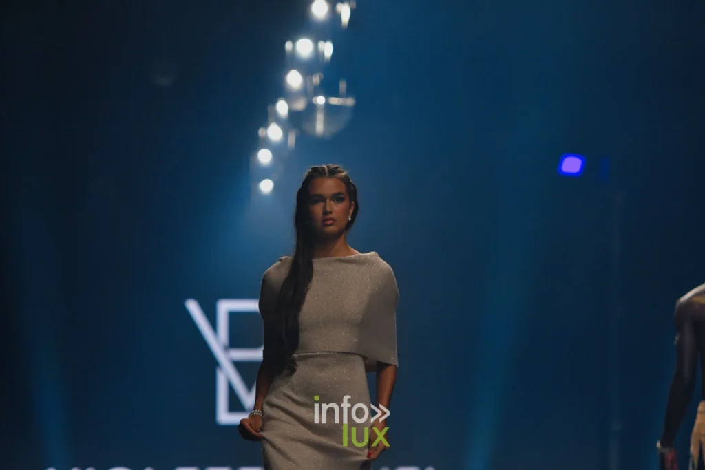 Ensemble en maille beige : cape courte et jupe droite, devant le monogramme VB — Violette Briel, « L’Héritage », Lux Fashion Week 2026, Arlon