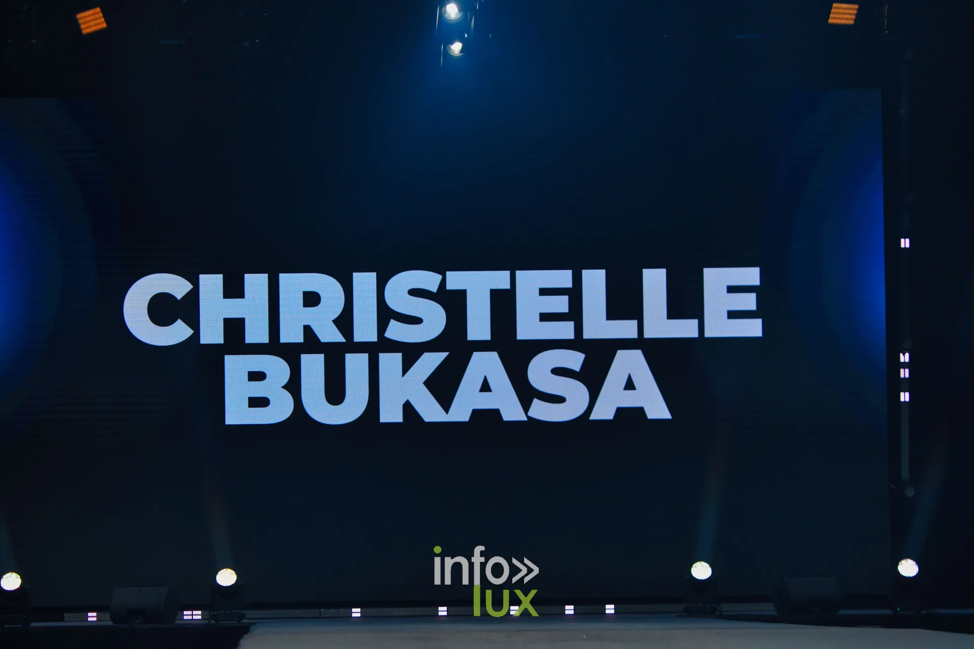 Écran de scène au nom de Christelle Bukasa, au début de son passage, Lux Fashion Week 2026, Arlon