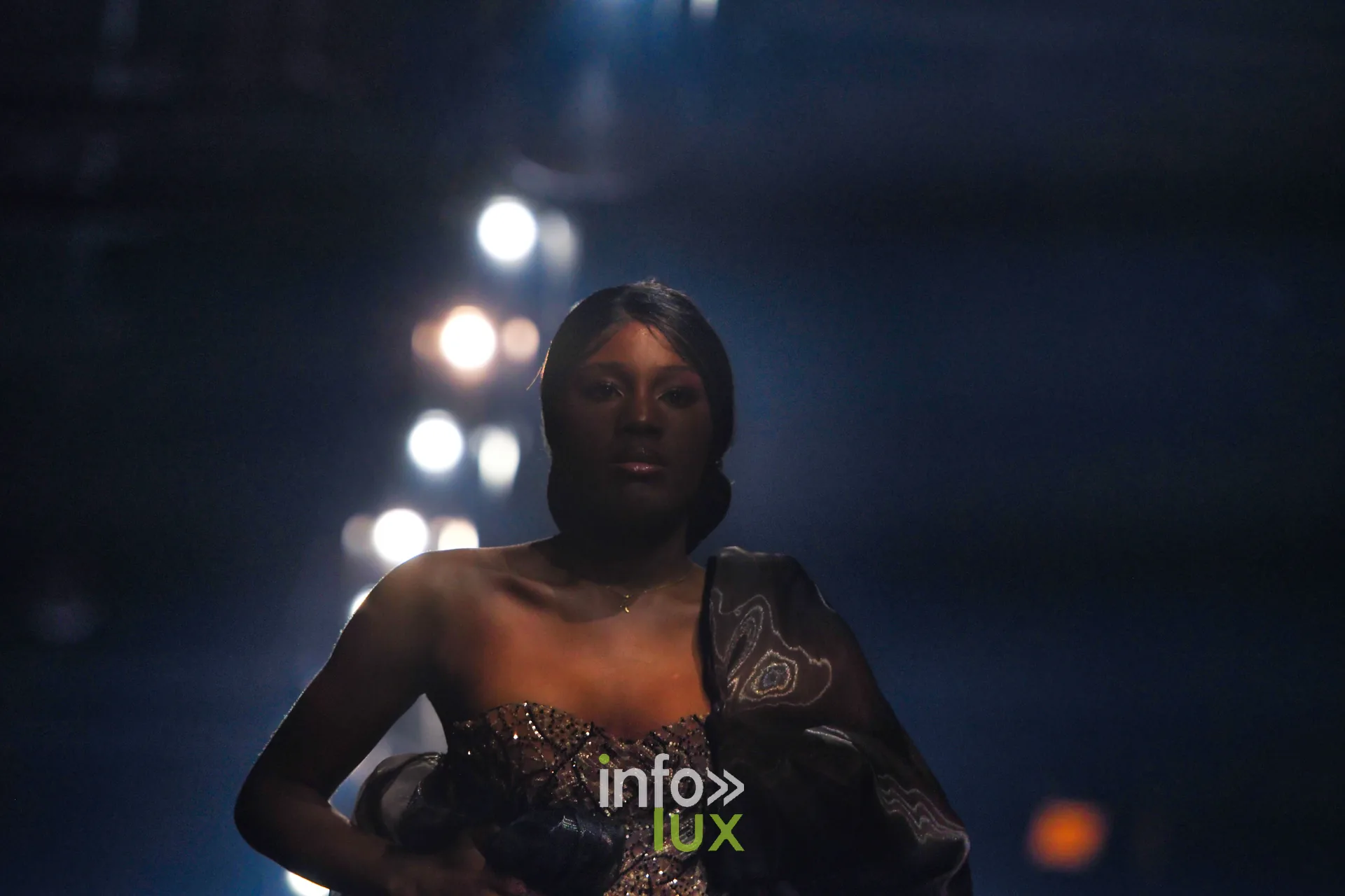 Bustier pailleté et drapé noir à motifs, collection « Le Fil Sacré » de Christelle Bukasa, Lux Fashion Week 2026, Arlon