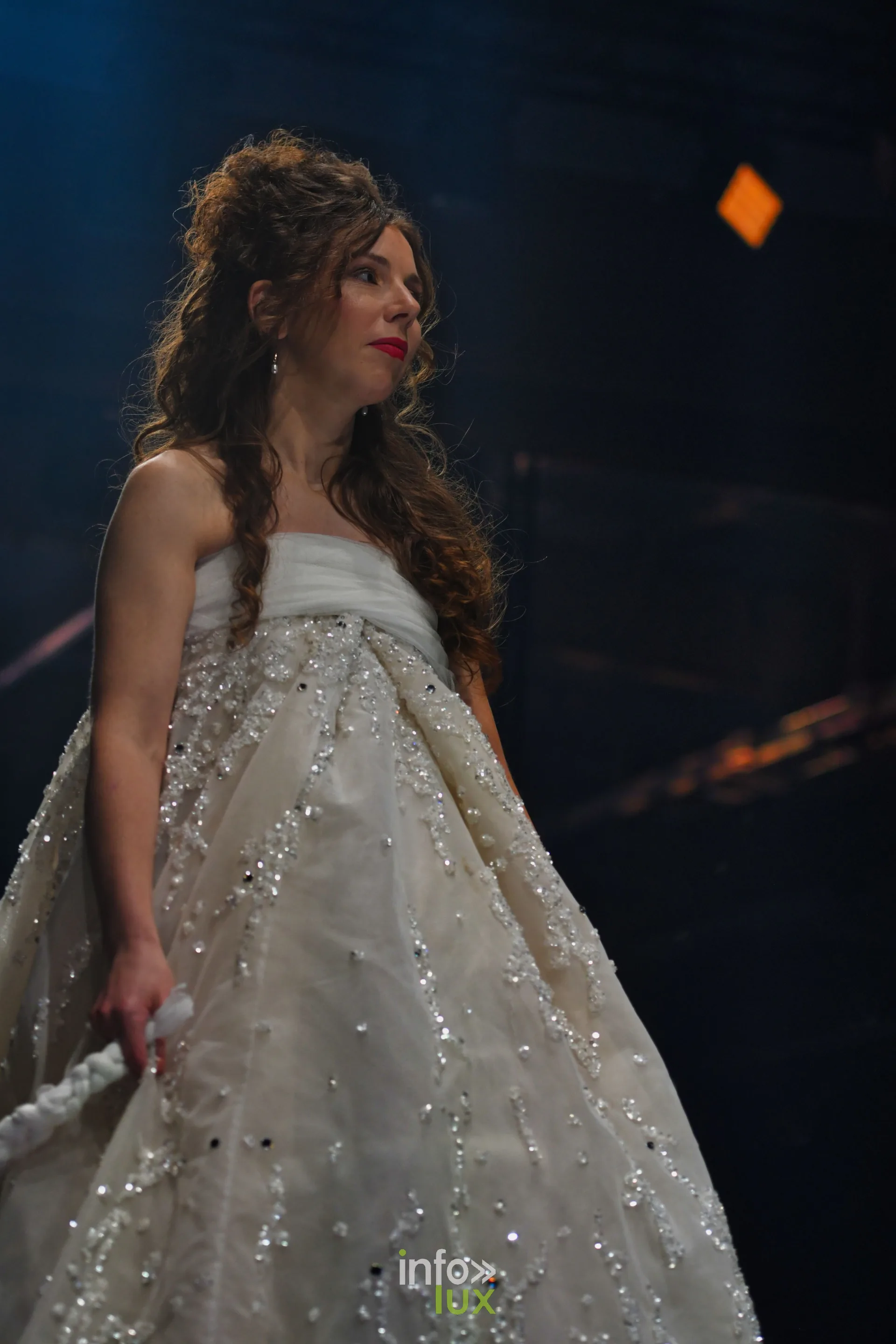 Robe de bal ivoire brodée de sequins, de trois quarts, collection « Le Fil Sacré » de Christelle Bukasa, Lux Fashion Week 2026, Arlon