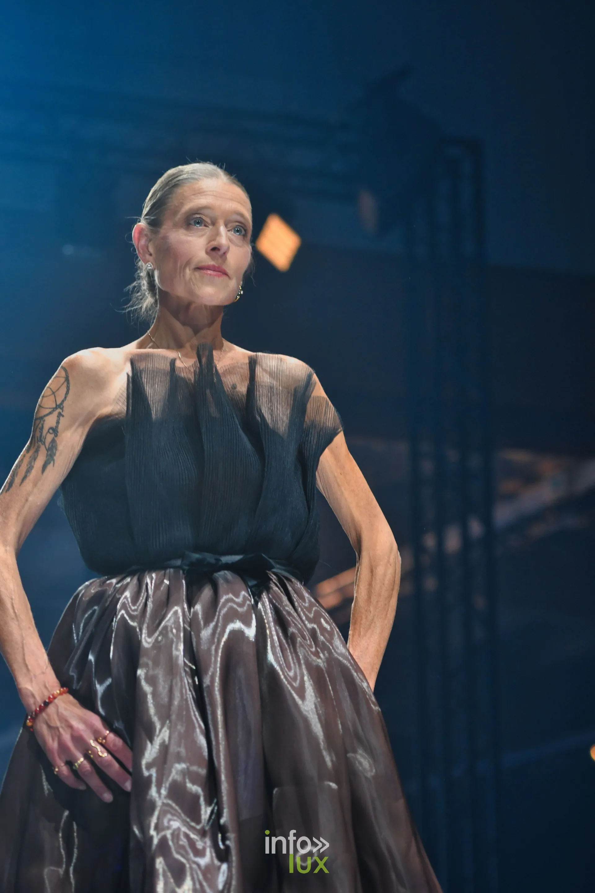 Haut noir en voile structuré et jupe ample en satin brun métallisé, collection « Le Fil Sacré » de Christelle Bukasa, Lux Fashion Week 2026, Arlon