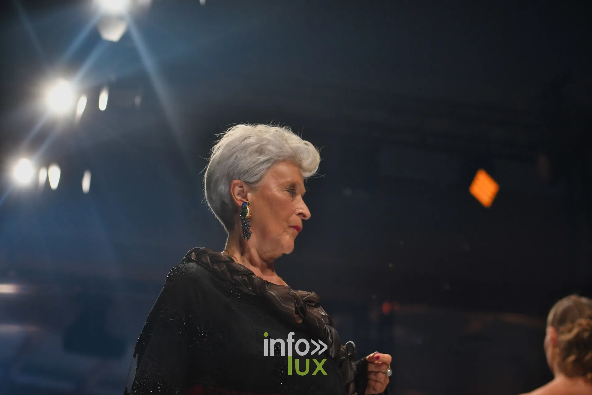 Étole noire ornée d’une tresse, de profil, collection « Le Fil Sacré » de Christelle Bukasa, Lux Fashion Week 2026, Arlon