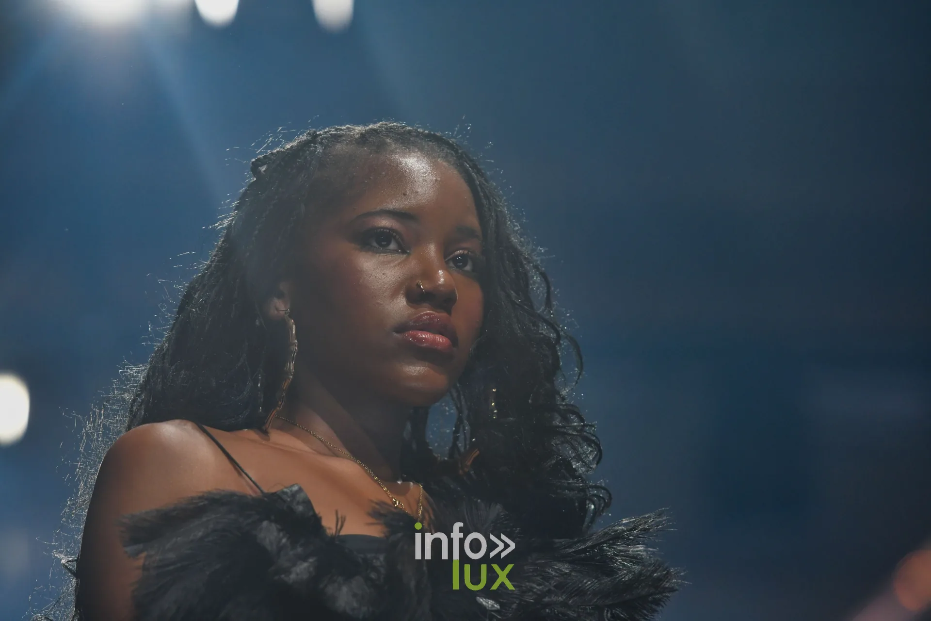 Tenue noire à plumes, en gros plan, collection « Le Fil Sacré » de Christelle Bukasa, Lux Fashion Week 2026, Arlon